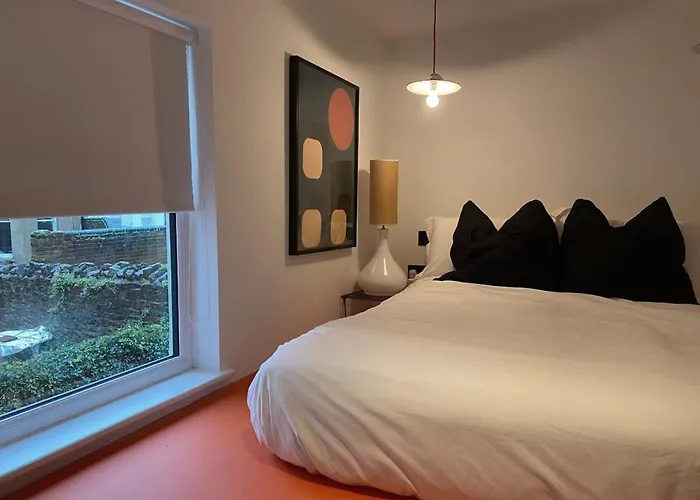 Modern And Bright Three Bed Apartment Bristol