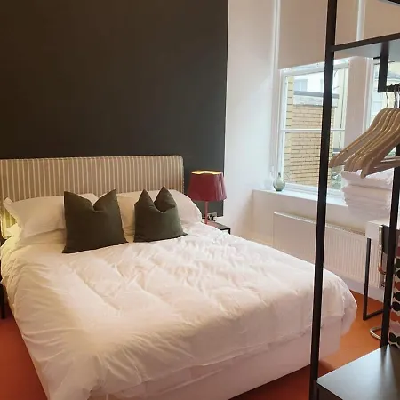 Modern And Bright Three Bed *