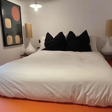 Modern And Bright Three Bed * Бристоль