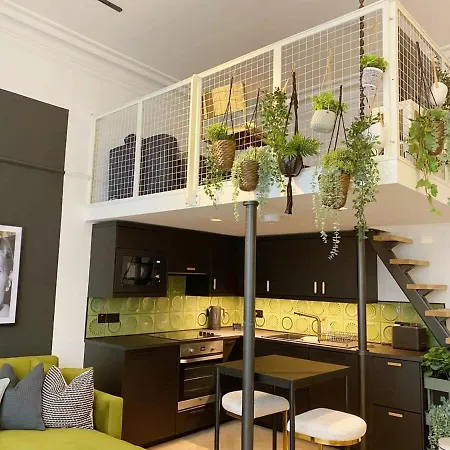 Modern And Bright Three Bed 아파트