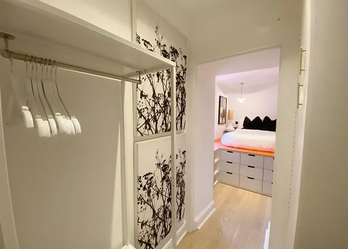 Modern And Bright Three Bed Бристоль