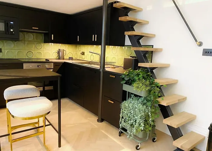 Modern And Bright Three Bed *