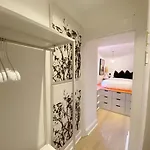 Modern And Bright Three Bed Bristol