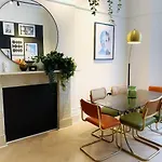 Modern And Bright Three Bed Bristol