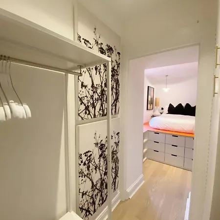 Modern And Bright Three Bed Bristol