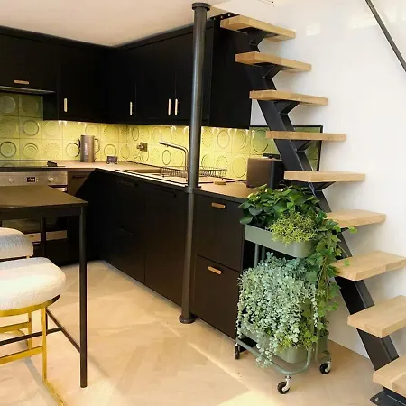 Modern And Bright Three Bed *