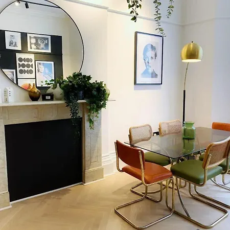 Modern And Bright Three Bed Bristol