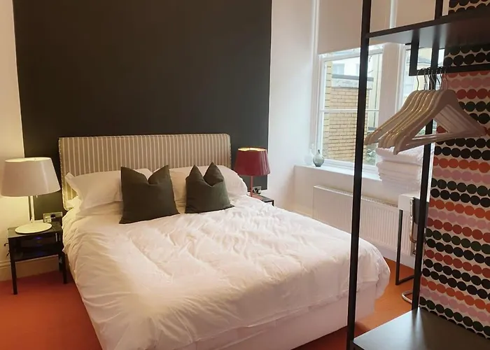 Modern And Bright Three Bed *