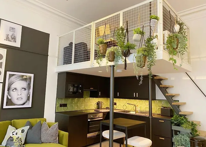 Modern And Bright Three Bed Lejlighed